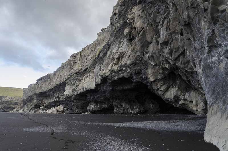 Islandia 126 - reserva natural de Dyrholaey - acantilados de Dyrholaey y playa de Kirkjufjara.jpg